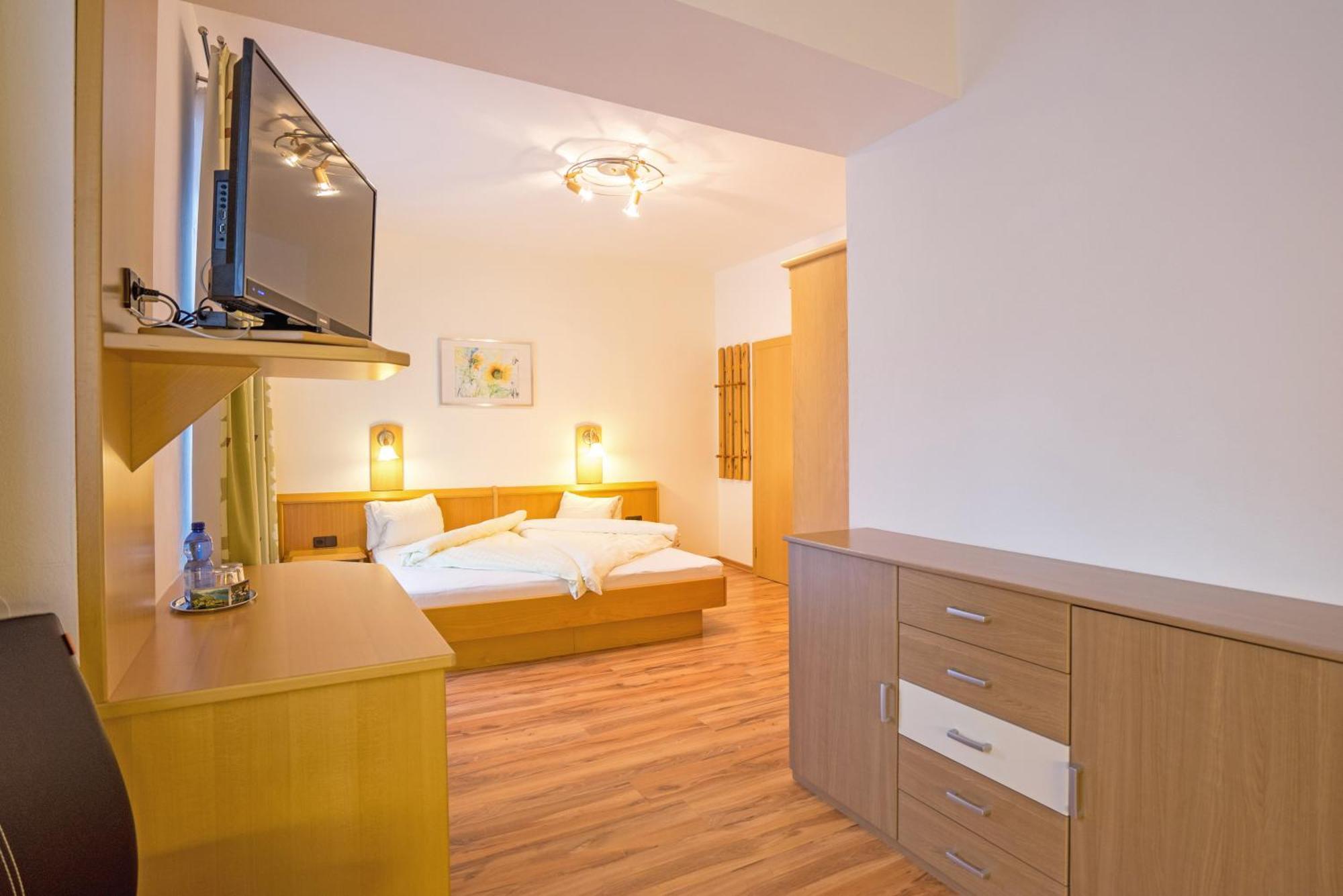Haus Stampfer Otel Weissensee Oda fotoğraf