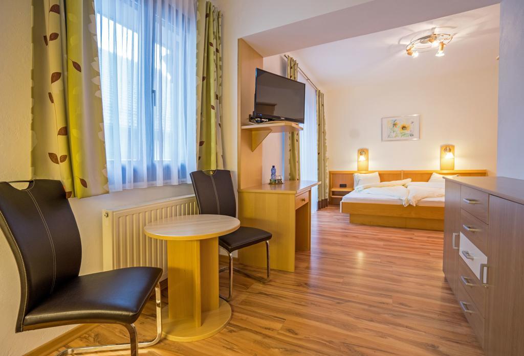 Haus Stampfer Otel Weissensee Oda fotoğraf
