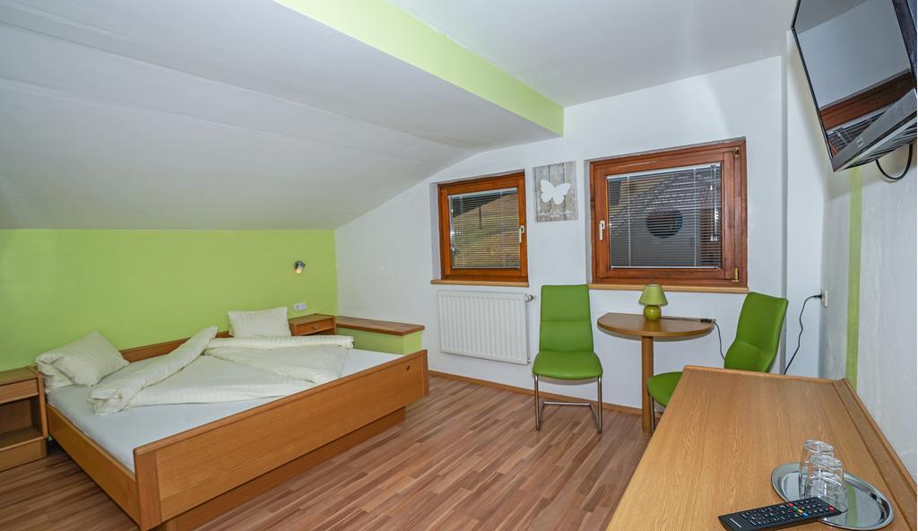 Haus Stampfer Otel Weissensee Oda fotoğraf